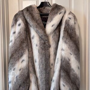 Elegant Faux Fur Teddy Jacket in Gray and White